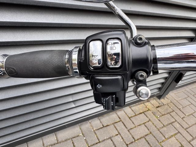 Hauptbild bild 17 HARLEY DAVIDSON FLHRC  Road King Classic J&H