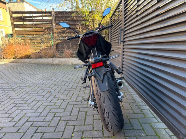 Hauptbild bild 28 YAMAHA MT-07 Pure black | 1. Hand