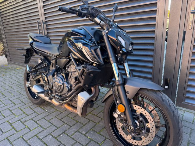 Hauptbild bild 62 YAMAHA MT-07 Pure black | 1. Hand