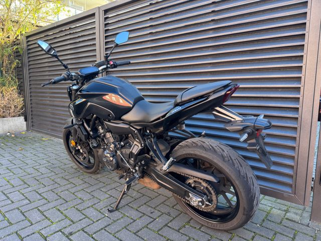 Hauptbild bild 31 YAMAHA MT-07 Pure black | 1. Hand