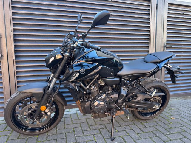 Hauptbild bild 56 YAMAHA MT-07 Pure black | 1. Hand