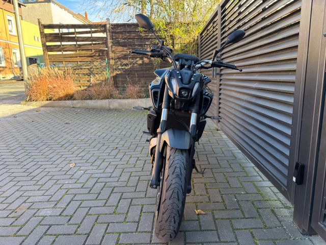 Hauptbild bild 22 YAMAHA MT-07 Pure black | 1. Hand