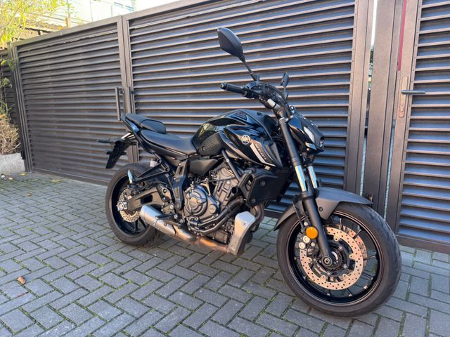 Hauptbild bild 37 YAMAHA MT-07 Pure black | 1. Hand
