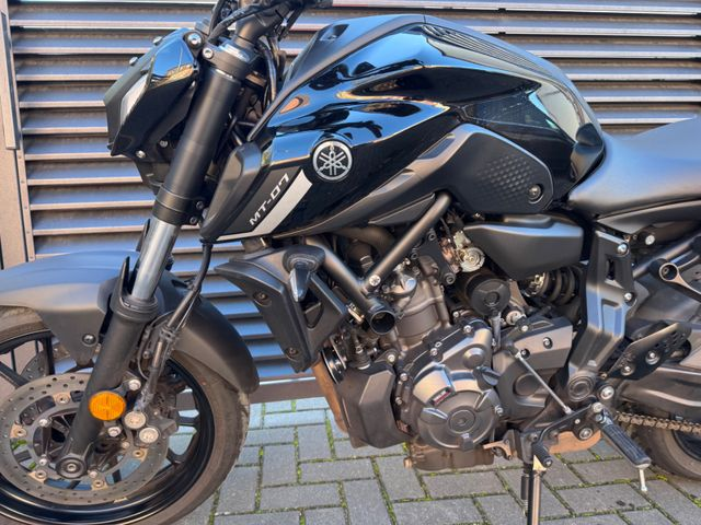 Hauptbild bild 42 YAMAHA MT-07 Pure black | 1. Hand