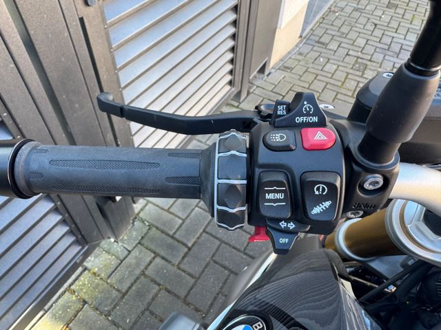 Hauptbild bild 9 BMW R 1250r Triple Black nur 4335 km | Koffer