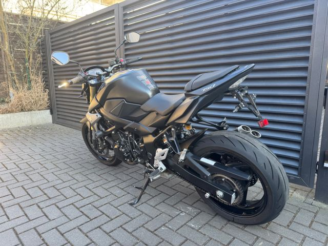 Hauptbild bild 12 SUZUKI GSR 750A | nur 12000km |  IXIL