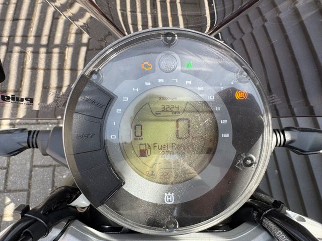 Hauptbild bild 15 HUSQVARNA Svartpilen 401  nur 3219 km